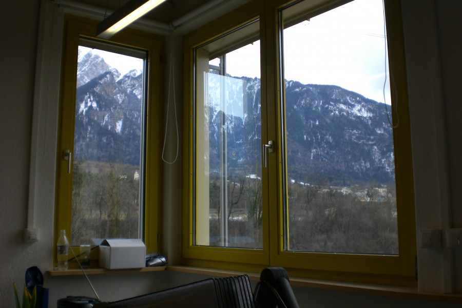 fenêtre avec vue sur les montagnes