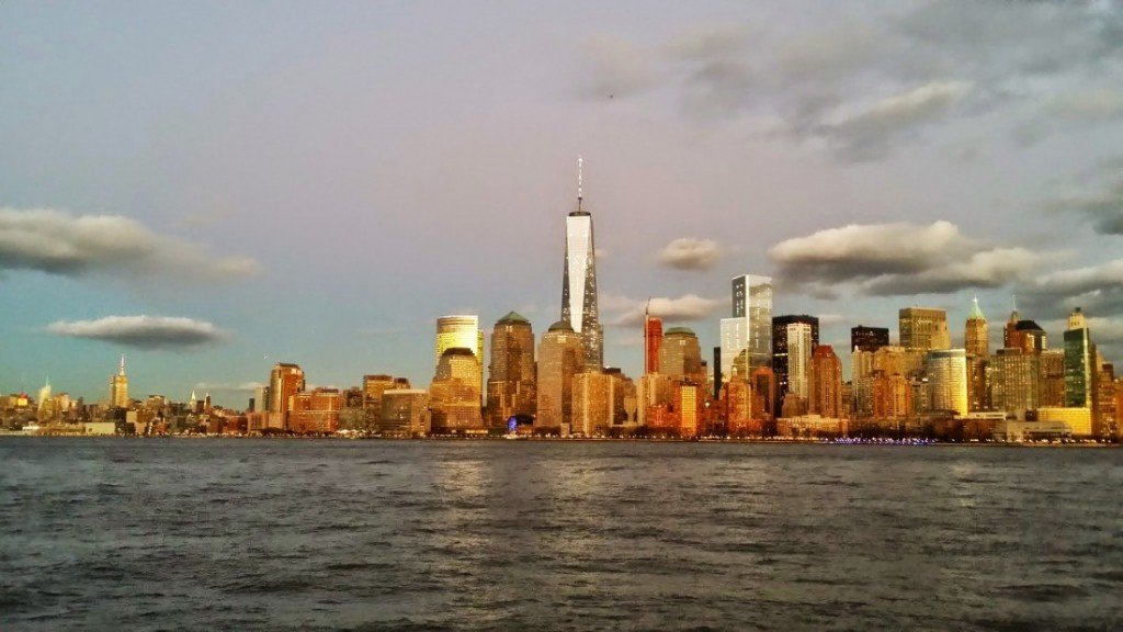 Vue sur Manhattan, du Liberty State Park, New Jersey au coucher du soleil