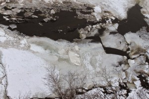 le bas de la chute de Montmorency, formation d'icebergs
