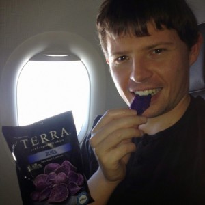 manger des chips bleues naturelles dans l'avion