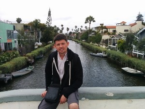 Maxime sur un pont de Venice beach
