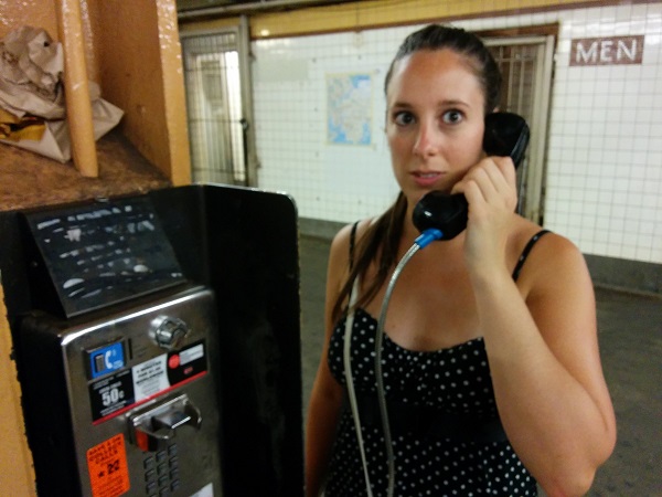 au téléphone dans le métro