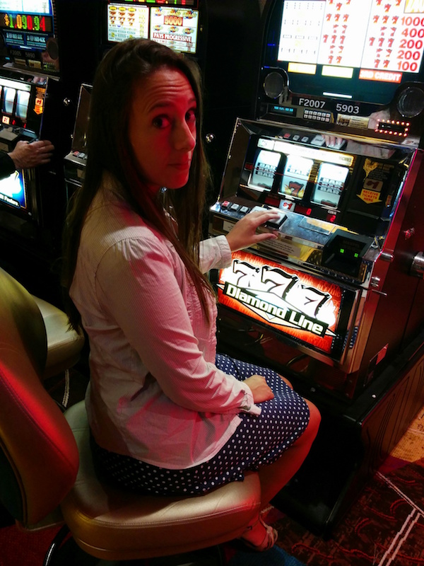 Sarah au casino, à une machine à sous